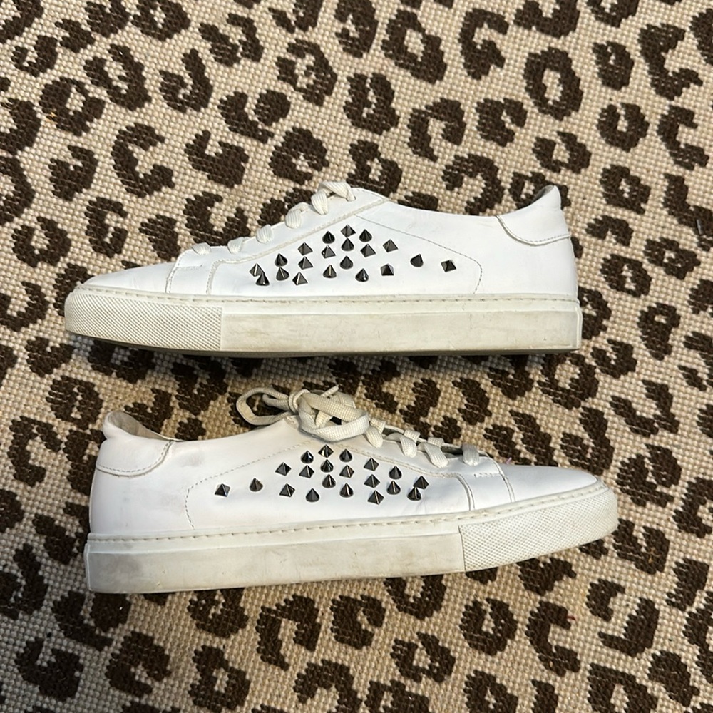 Boemos Italy Women's Sz 8.5
White Leather Pyramid Studded Lace
Up Sneakers